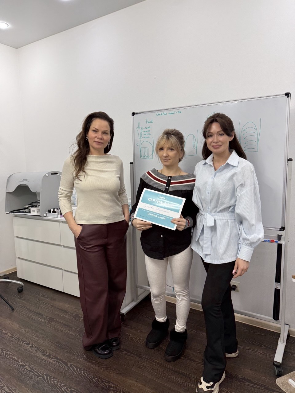 Выпускница школы с сертификатом и преподавателями